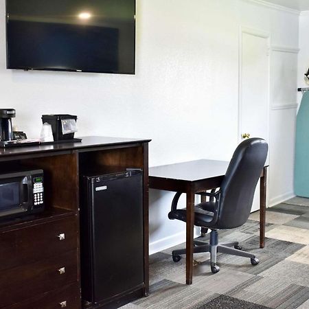 Rodeway Inn Swainsboro Bagian luar foto