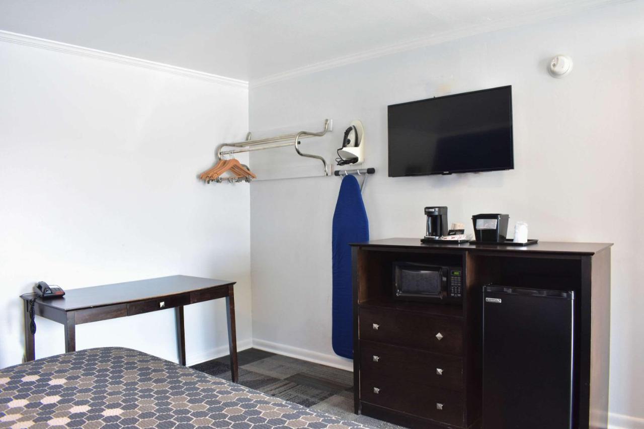 Rodeway Inn Swainsboro Bagian luar foto