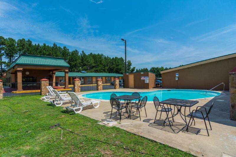 Rodeway Inn Swainsboro Bagian luar foto
