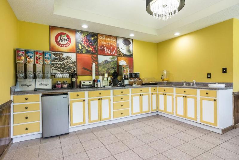 Rodeway Inn Swainsboro Bagian luar foto