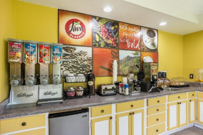 Rodeway Inn Swainsboro Bagian luar foto