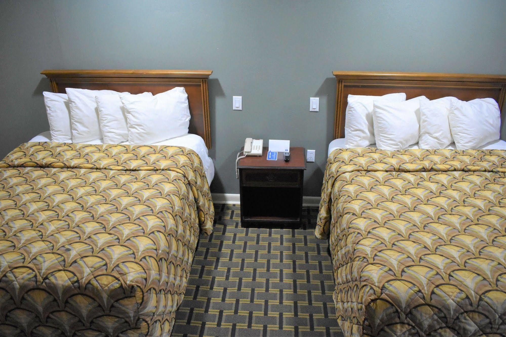 Rodeway Inn Swainsboro Bagian luar foto