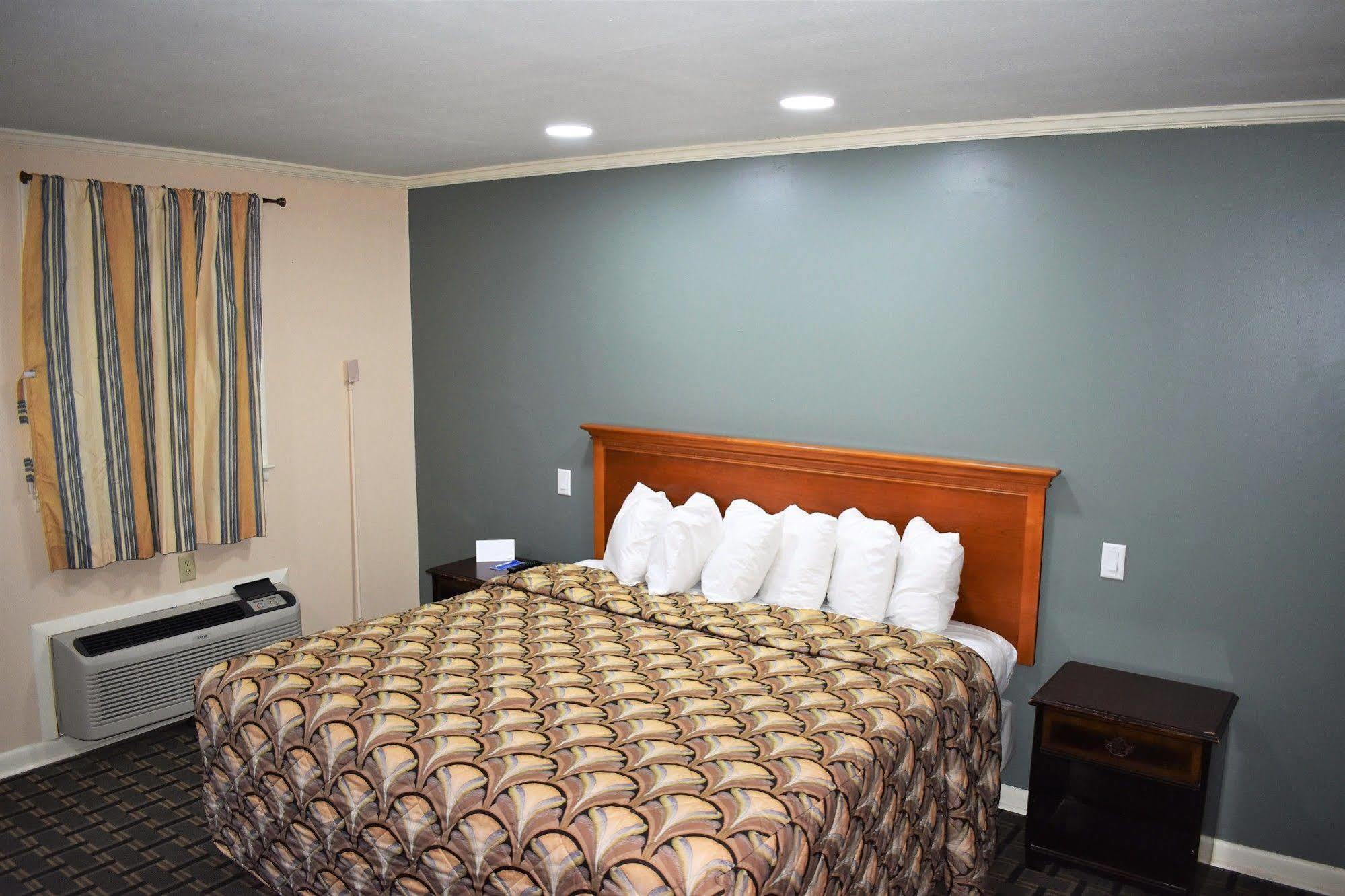 Rodeway Inn Swainsboro Bagian luar foto